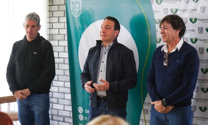 F. Varela – El intendente Andrés Watson junto a estudiantes del ISFD Nº54